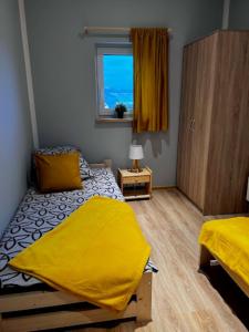 um quarto com 2 camas e uma janela em Domki z Widokiem em Radków