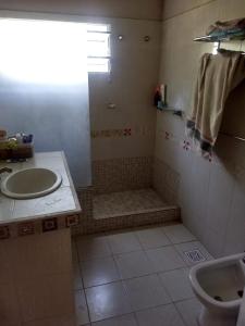 a bathroom with a shower with a sink and a toilet at Casa al pie de la montaña in San Roque