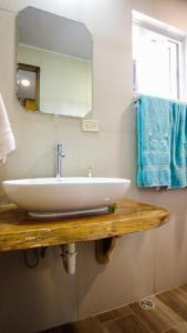 W łazience znajduje się biała umywalka i lustro. w obiekcie Hospedaje Yarisnori w mieście Bocas del Toro