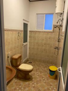 bagno con servizi igienici e lavandino di Island Star POOL & SPA a Galle