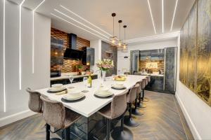 Restaurace v ubytování Swish Luxury Holiday Apartments