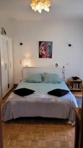 um quarto com uma cama grande num quarto em Prince des carrés em Saint-Malo-en-Douziois