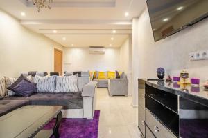 - un salon avec un canapé et une table dans l'établissement Luxury Apartment Les perles de Marrakech, à Marrakech