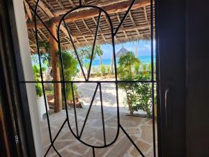 基萬嘎的住宿－Villa NOAH BEACH ZANZIBAR，海景玻璃门