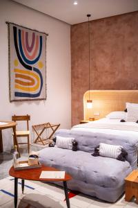 オアハカにあるCasa Antonietaのベッドルーム1室(ベッド2台、テーブル付)