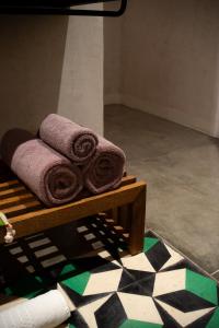オアハカにあるCasa Antonietaの木製のテーブルに座るタオル +37枚の写真