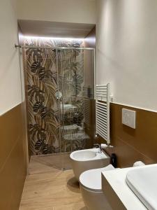 y baño con ducha, aseo y lavamanos. en ALBARI HOUSE, en Bolonia