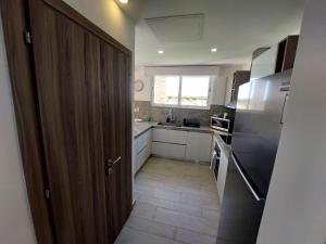 Cucina o angolo cottura di Hard Rock Getaway • 2BR with Golf + Pool Views