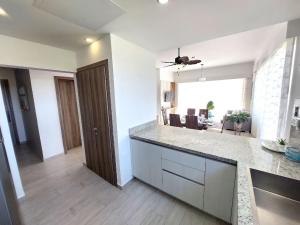 Cucina o angolo cottura di Hard Rock Getaway • 2BR with Golf + Pool Views