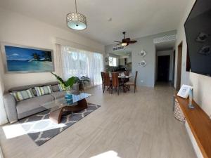 TV o dispositivi per l'intrattenimento presso Hard Rock Getaway • 2BR with Golf + Pool Views