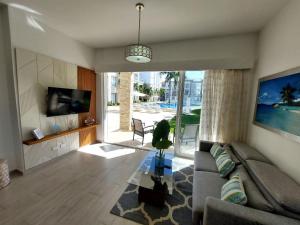 TV a/nebo společenská místnost v ubytování Hard Rock Getaway • 2BR with Golf + Pool Views