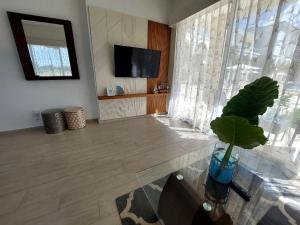Cucina o angolo cottura di Hard Rock Getaway • 2BR with Golf + Pool Views