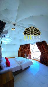 una camera da letto con un cartello sopra di Darien Luxury Camp a Wadi Rum