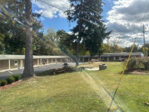 阿什維爾的住宿－Whispering Pines Motel，院子里设有野餐桌的建筑