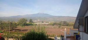 een uitzicht op een berg vanuit een huis bij Casa panoramica in Mascali