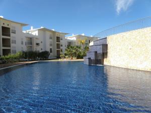 una piscina frente a algunos edificios de apartamentos en Encosta Da Orada Vista Mar, en Albufeira