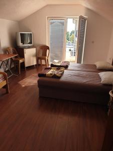 ein Schlafzimmer mit einem großen Bett, einem Tisch und Stühlen in der Unterkunft ENGIN APARTMENT in Struga