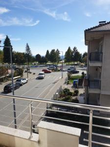 einen Balkon mit Blick auf einen Parkplatz in der Unterkunft ENGIN APARTMENT in Struga