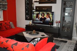 TV a/nebo společenská místnost v ubytování The Red House Δίπλα στον Μύλο των Ξωτικών