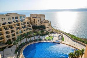 Una vista aérea de un complejo turístico con piscina. en Spacious apartments with Sea view at Samarah Resort, en Sowayma