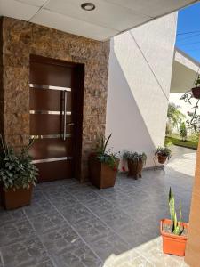 Casa1 في ريزيستينسيا: باب أمام منزل به نباتات الفخار