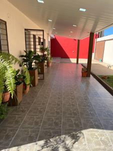 um corredor vazio com vasos de plantas num edifício em Casa1 em Resistência
