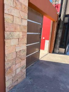 uma porta de garagem de metal do lado de um edifício em Casa1 em Resistência