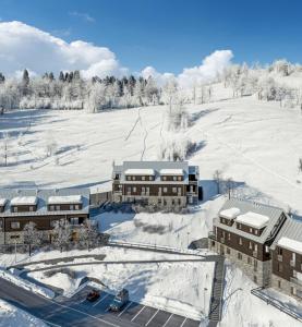 widok z góry na ośrodek w śniegu w obiekcie Rodinný apartmán Bratrouchov w mieście Semily