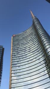 米蘭的住宿－Stazione Centrale-Repubblica Appartamento in centro con WIFI，一座高大的建筑,有很多窗户