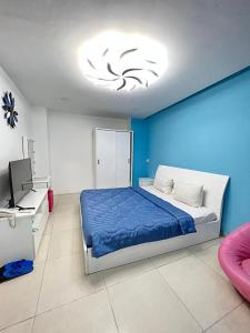 Postel nebo postele na pokoji v ubytování Bunny - Valentine Hotel - Bui Vien Street