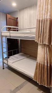 Postel nebo postele na pokoji v ubytování Bunny - Valentine Hotel - Bui Vien Street