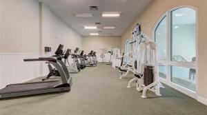 巴拿马城海滩New listing: Gulf/Beach Front Amazing Views的配有一排跑步机和器械的健身房