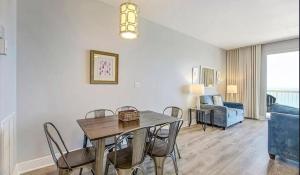 巴拿马城海滩New listing: Gulf/Beach Front Amazing Views的一间带桌椅的餐厅和客厅