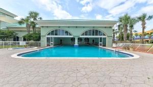 巴拿马城海滩New listing: Gulf/Beach Front Amazing Views的房子前面的一个大游泳池