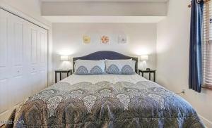 巴拿马城海滩New listing: Gulf/Beach Front Amazing Views的一间卧室配有一张大床和两张桌子 更多21张照片