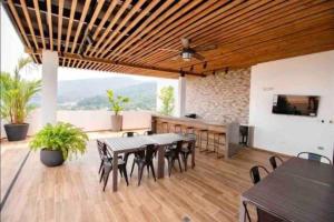 een eetkamer met een tafel en stoelen in een kamer bij Elegante condominio Ejecutivo familiar in San Pedro Sula