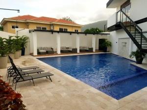 - une grande piscine au milieu d'une maison dans l'établissement Elegante condominio Ejecutivo familiar, à San Pedro Sula