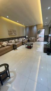 ein großes Wohnzimmer mit Sofas und einem Tisch in der Unterkunft درة العروس فيلا فاخره بمسبح داخلي in Durrat Al-Arus
