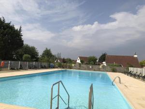 ein großer Pool mit blauem Wasser im Hof in der Unterkunft Vacances relax à Bredene in Bredene