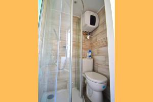 uma casa de banho com um WC e uma cabina de duche em vidro. em STNAHOME 60110 Nid Douillet et Annexe Confortable à Amblainville em Amblainville