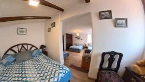 um quarto com uma cama e um quarto com duas camas em Estancia el Capulí em Cuenca