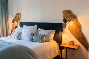 Un dormitorio con una cama con dos lámparas encima. en Sleepy Hollow in Ferncliff - Hot Tub, en Allenspark