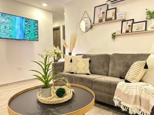 - un salon avec un canapé et une table dans l'établissement Elegante condominio Ejecutivo familiar, à San Pedro Sula