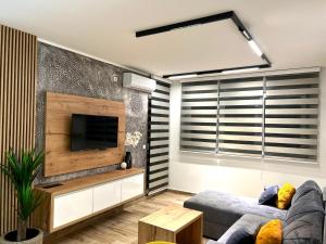 TV in/ali zabaviščno središče v nastanitvi Apartman Lux-besplatno korišćenje zasebne garaže