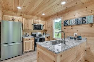 Η κουζίνα ή μικρή κουζίνα στο Enchanted Bungalow, Pickleball Court, Creek, WIFI, Mountain Views, Starting at 69