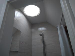 bagno con doccia e lucernario di Kisfaludy Sándor Apartman a Győr