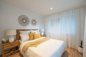 - une chambre avec un grand lit blanc et une fenêtre dans l'établissement Beach House! 4 Bed Holiday Home Near Byron Bay, à Mullumbimby