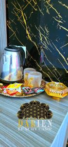 瓦迪拉姆的住宿－Darien Luxury Camp，茶壶和盘子上的桌子