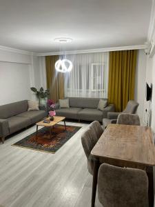 sala de estar con sofá y mesa en Ege Palace, en Estambul