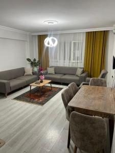 sala de estar con sofá y mesa en Ege Palace, en Estambul